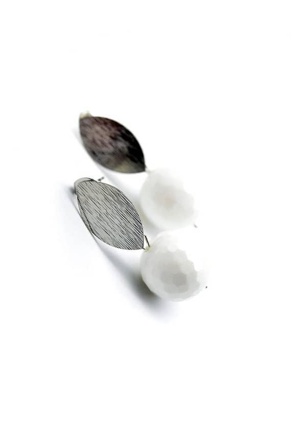 Minimal σκουλαρίκια με λευκό όνυχα 3 | Pyroessa