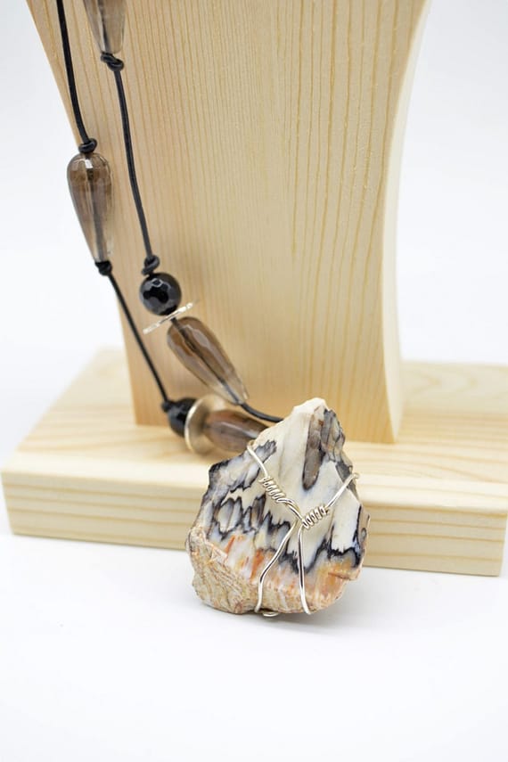 Μύρινα, χειροποίητο κολιέ με απολιθωμένο ξύλο, όνυχα, καπνία 2 | Pyroessa